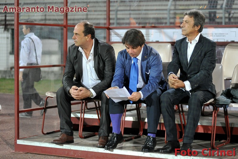 De Martino, Capuano e Ferretti seduti in panchina